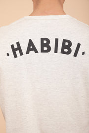 Message iconique, ‘Habibi' ('Mon Amour' en arabe) sérigraphié au dos.