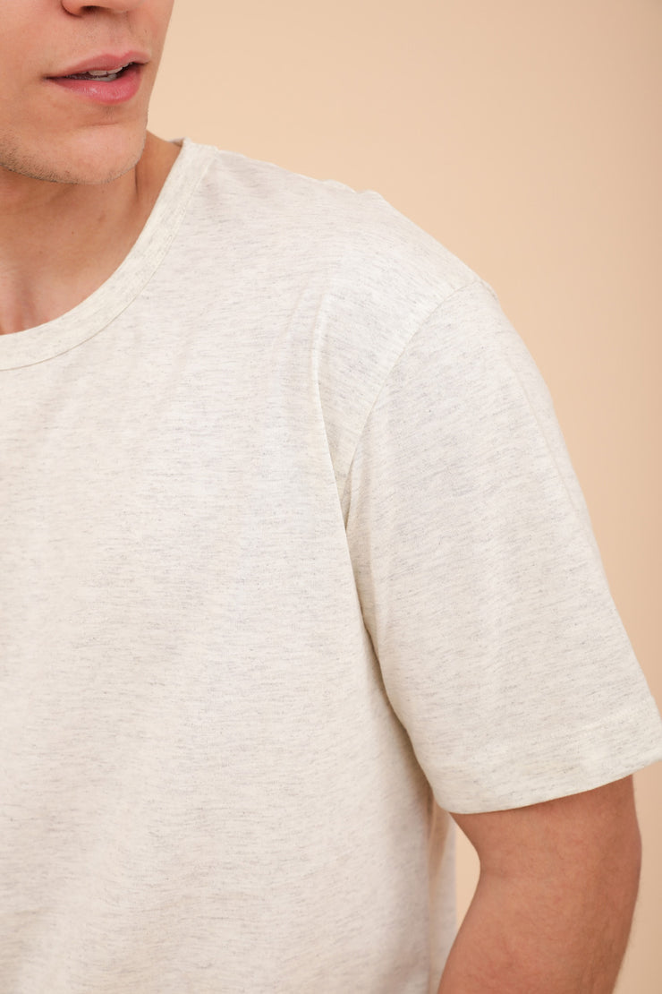 Nouveau t-shirt loose LYOUM pour homme. Coupe loose, longueur plus ample, manches légèrement tombantes et encolure ronde