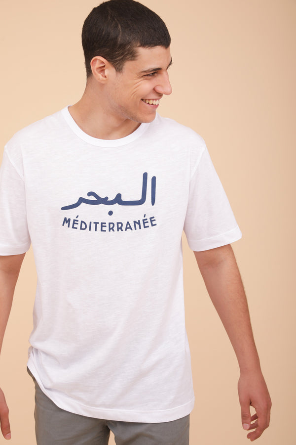 Nouveau t-shirt loose méditerranée LYOUM pour homme. Coupe loose, longueur plus ample, manches légèrement tombantes et encolure ronde le tout dans une matière douce et fluide en coton, couleur blanc neige.