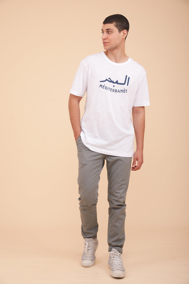 Découvrez le nouveau t-shirt loose pour homme by LYOUM. Coupe loose, longueur plus ample, manches légèrement tombantes. Signature LYOUM: 'La Mer Méditerranée' en mix arabe et français sérigraphié sur le devant.