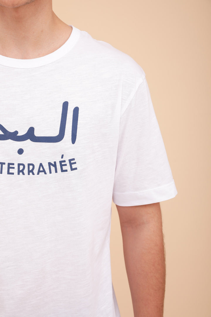 Nouveau t-shirt loose méditerranée LYOUM pour homme. Coupe loose, longueur plus ample, manches légèrement tombantes et encolure ronde le tout dans une matière douce et fluide en coton, couleur blanc neige.