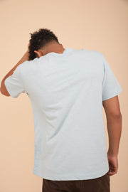 Découvrez le nouveau t-shirt loose pour homme by LYOUM. Coupe loose manches légèrement tombantes, le tout dans une matière douce et fluide en coton. 