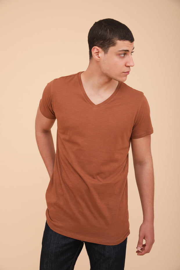 T-shirt manches courtes pour homme by LYOUM. Coupe droite et col v en coton, ultra doux. Couleur marron sable.