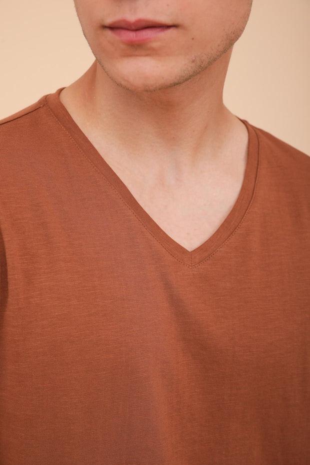 T-shirt pour homme by LYOUM, col v en coton, ultra doux. Couleur marron sable.