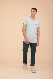 T-shirt LYOUM pour homme. Coupe droite indémodable et col V élégant, couleur vert menthe clair.