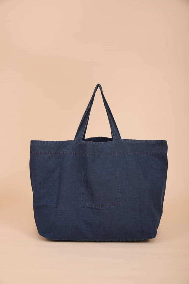 Grand sac de plage en toile de coton bleu moyen avec broderie ‘habibi’ (mon amour), couleur crème. 