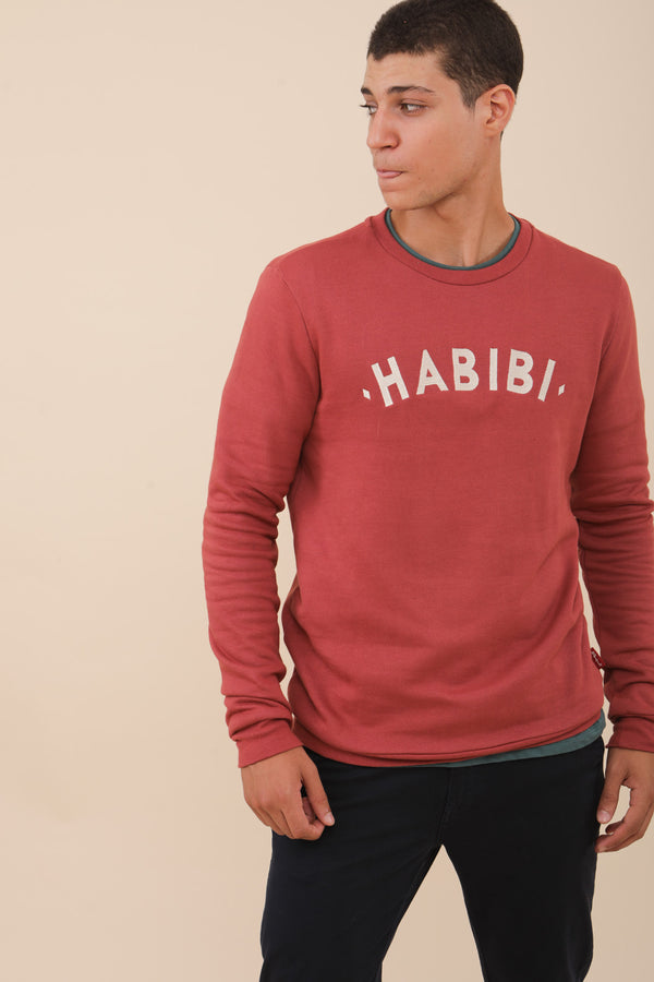 Découvrez LYOUM best-seller; le sweat habibi rouge pour homme. Un classique indémodable.