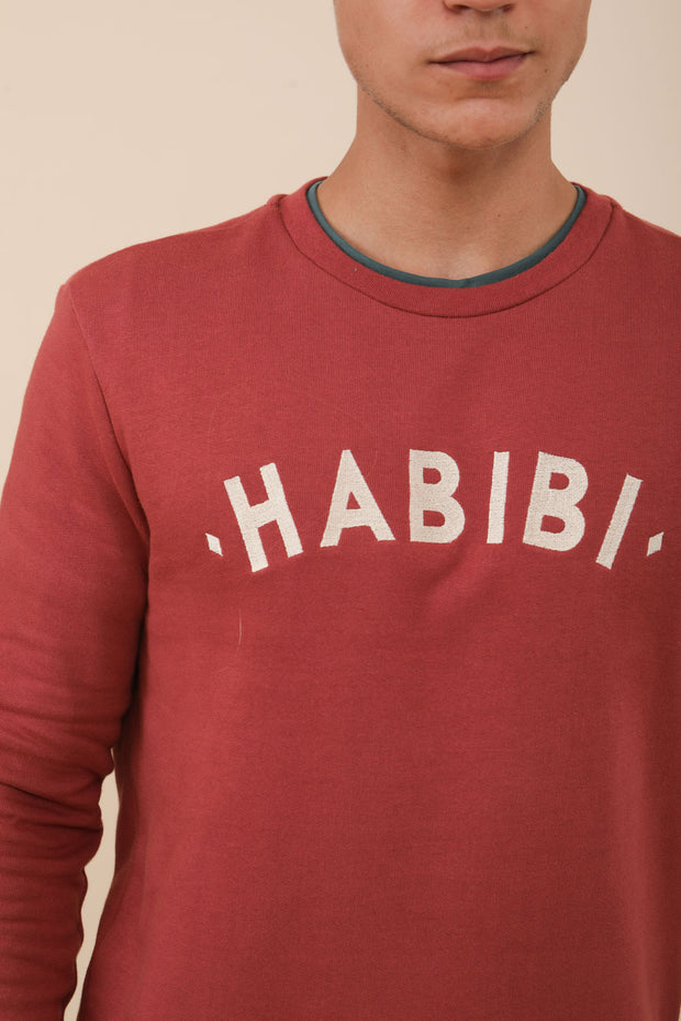 Découvrez le sweat habibi rouge pour homme by LYOUM. Élégante broderie sur le devant 'Habibi' ( mon amour en arabe) en fil beige. Indémodable ! 
