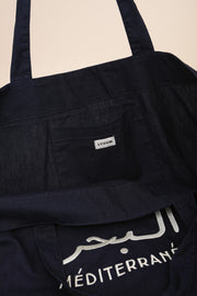 Maxi sac de plage en denim bleu foncé by LYOUM avec petite poche intérieure. Broderie 'La Mer Méditerranée' en arabe/français, en fil écru.