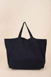 Maxi sac de plage en denim bleu foncé by LYOUM avec petite poche intérieure. Broderie 'La Mer Méditerranée' en arabe/français, en fil écru.