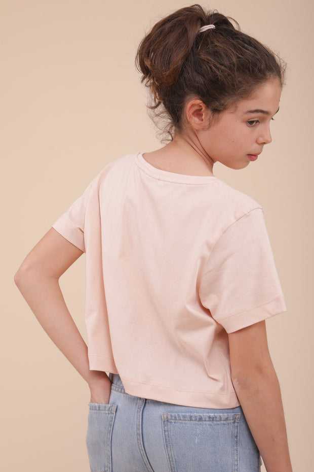 Tshirt croppé pour enfants by Lyoum à manches courtes et coupe droite. 'Habibi' ('mon amour' en arabe) en calligraphie sur le devant.