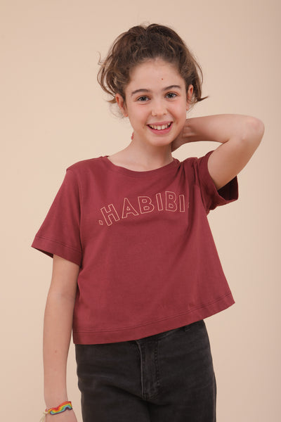 Tshirt croppé pour enfants by Lyoum à manches courtes et coupe droite. 'Habibi' ('mon amour' en arabe) en calligraphie sur le devant.