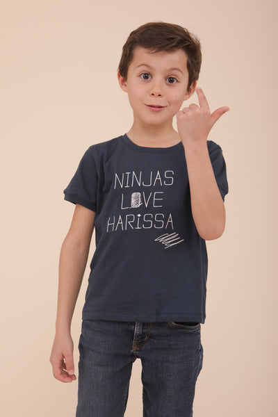 Tshirt pour enfants by Lyoum à manches courtes et coupe droite. Broderie 'Ninjas Love Harissa' sur le devant.