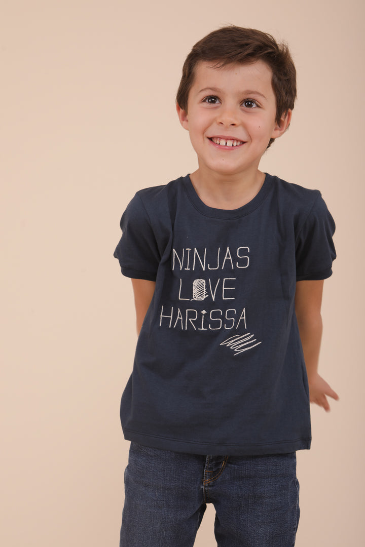 Tshirt pour enfants by Lyoum à manches courtes et coupe droite. Broderie 'Ninjas Love Harissa' sur le devant.