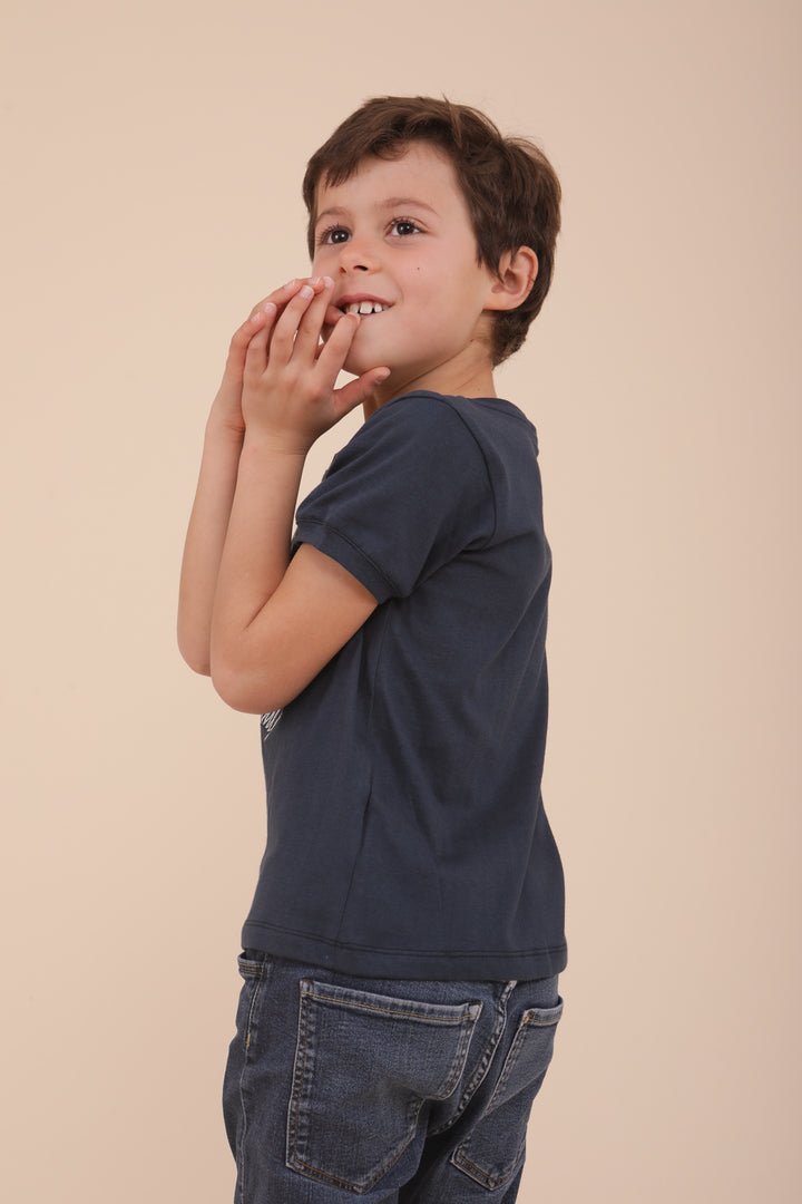 Tshirt pour enfants by Lyoum à manches courtes et coupe droite. Broderie 'Ninjas Love Harissa' sur le devant.