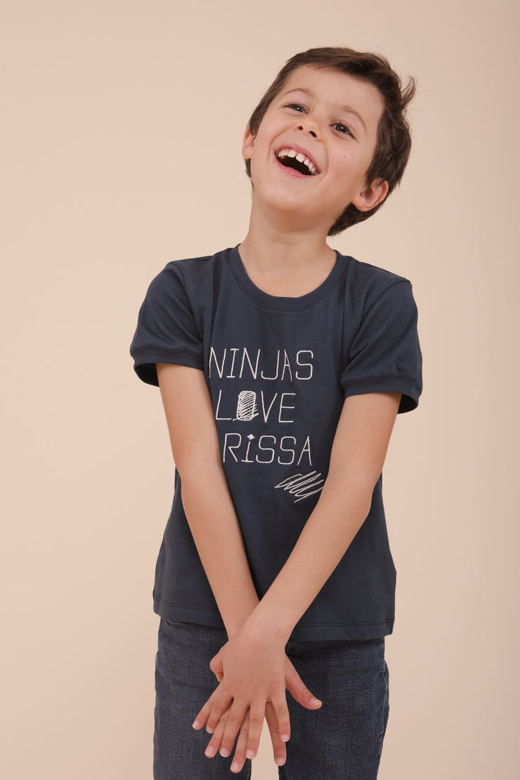 Tshirt pour enfants by Lyoum à manches courtes et coupe droite. Broderie 'Ninjas Love Harissa' sur le devant.