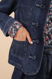 Veste Dengri en coton denim by Lyoum pour femmes. Coupe classique droite parfaite, avec tous les attributs de la veste d'origine : boutons chinois, petites poches plaquées et manches à revers.