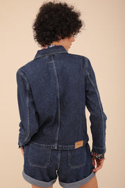 Veste Dengri en coton denim by Lyoum pour femmes. Coupe classique droite parfaite, avec tous les attributs de la veste d'origine : boutons chinois, petites poches plaquées et manches à revers.