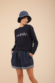 Short en denim by Lyoum pour femmes. Coupe évasée agréable, taille haute avec plis pour accentuer la taille.