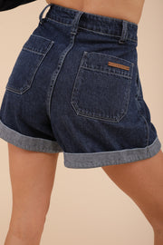 Short en denim by Lyoum pour femmes. Coupe évasée agréable, taille haute avec plis pour accentuer la taille.