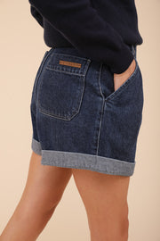 Short en denim by Lyoum pour femmes. Coupe évasée agréable, taille haute avec plis pour accentuer la taille.