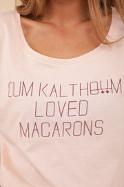  Nouveau tshirt décolleté pour femmes by Lyoum. Coupe droite indémodable, col légèrement décolleté. Message ‘Oum Kalthoum Loved Macaron’ brodé sur le devant.