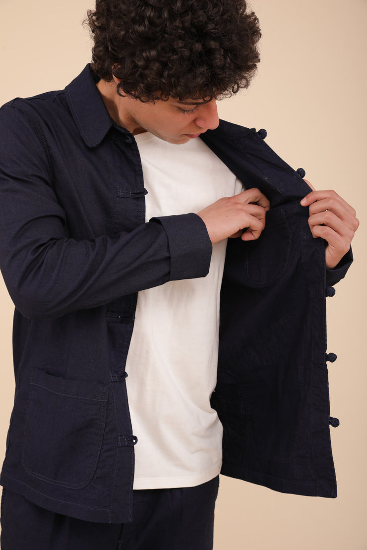 Veste Dengri en coton by Lyoum pour hommes. Coupe classique droite parfaite, avec tous les attributs de la veste d'origine : boutons chinois, petites poches plaquées et manches à revers.