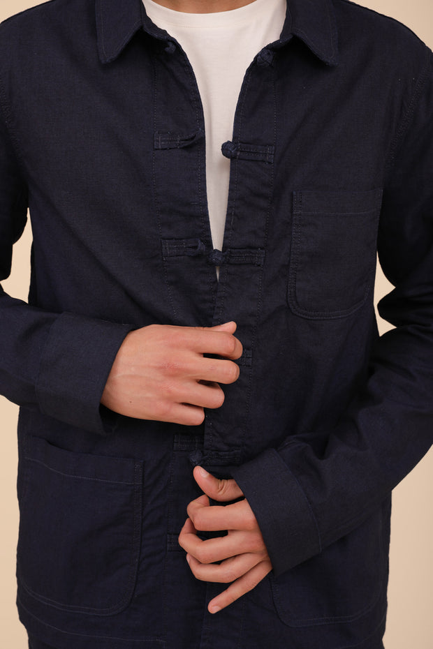 Veste Dengri en coton by Lyoum pour hommes. Coupe classique droite parfaite, avec tous les attributs de la veste d'origine : boutons chinois, petites poches plaquées et manches à revers.