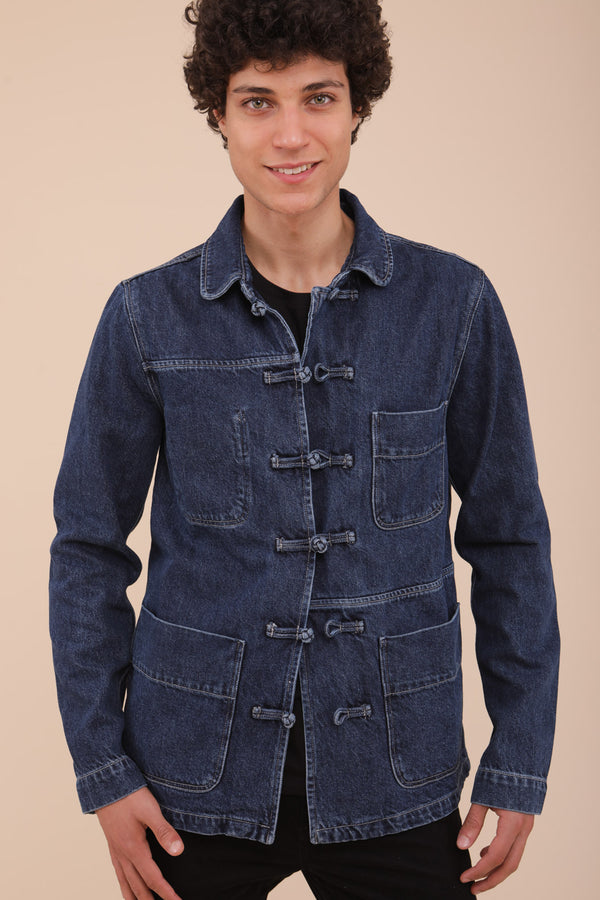  Veste Dengri en coton denim by Lyoum pour hommes. Coupe classique droite parfaite, avec tous les attributs de la veste d'origine : boutons chinois, petites poches plaquées et manches à revers.