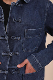  Veste Dengri en coton denim by Lyoum pour hommes. Coupe classique droite parfaite, avec tous les attributs de la veste d'origine : boutons chinois, petites poches plaquées et manches à revers.