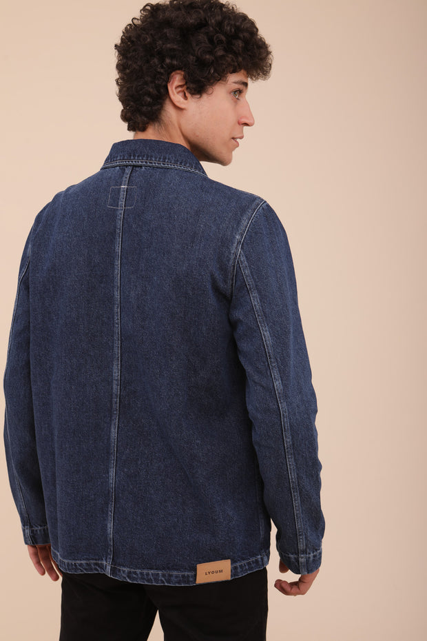  Veste Dengri en coton denim by Lyoum pour hommes. Coupe classique droite parfaite, avec tous les attributs de la veste d'origine : boutons chinois, petites poches plaquées et manches à revers.