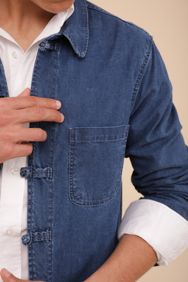  Veste Dengri en coton by Lyoum pour hommes. Coupe classique droite parfaite, avec tous les attributs de la veste d'origine : boutons chinois, petites poches plaquées et manches à revers.