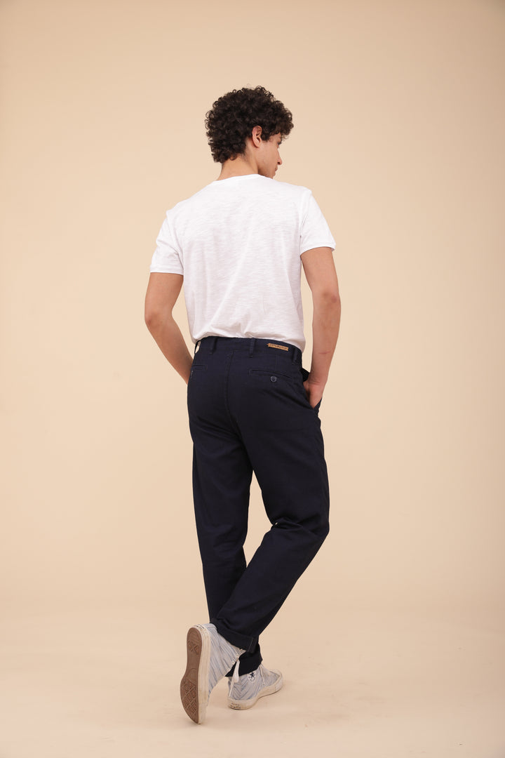 Pantalon Dengri en coton by Lyoum pour hommes. Coupe droite légèrement large pour un tomber fluide et stylé, dans une belle toile de coton résistante et souple.