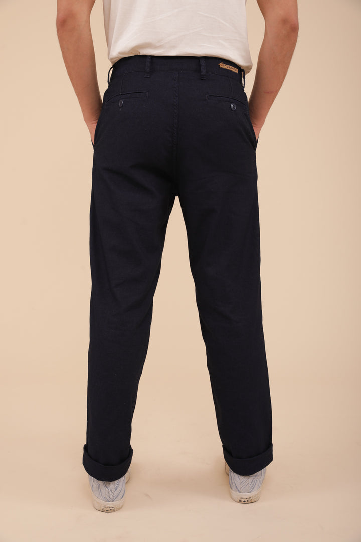 Pantalon Dengri en coton by Lyoum pour hommes. Coupe droite légèrement large pour un tomber fluide et stylé, dans une belle toile de coton résistante et souple.