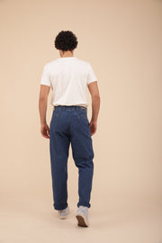 Pantalon Dengri en coton by Lyoum pour hommes. Coupe droite légèrement large pour un tomber fluide et stylé, dans une belle toile de coton résistante et souple.