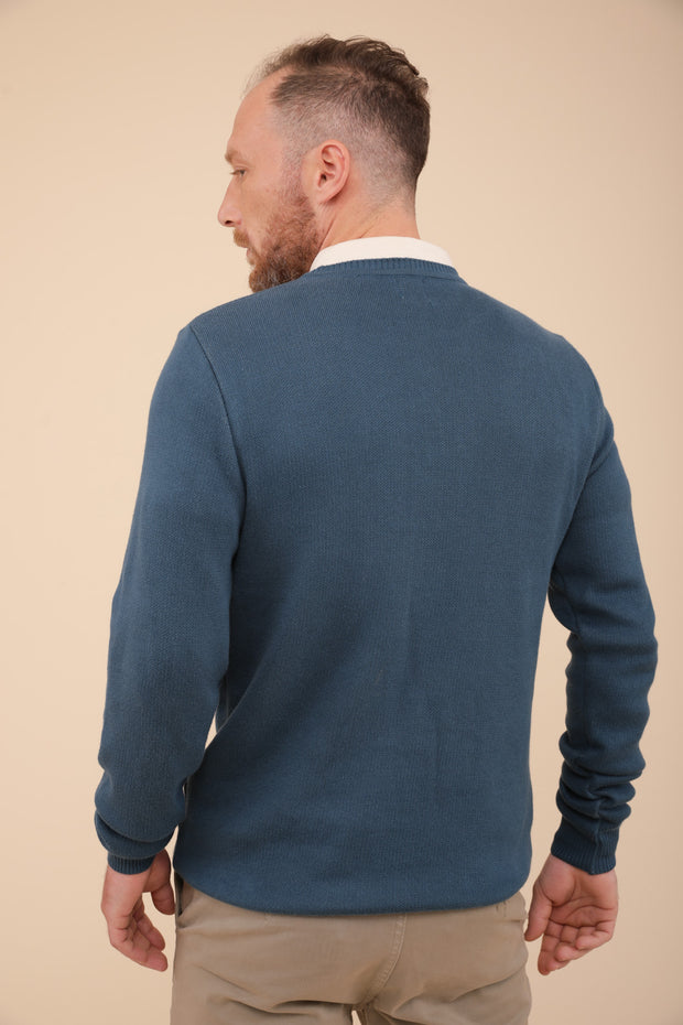 Pull en maille jacquard by Lyoum pour hommes. Coupe droite légèrement ajustée et maille serrée. Calligraphie 'Habibi' ('Mon Amour' en arabe) tricotée sur le devant.