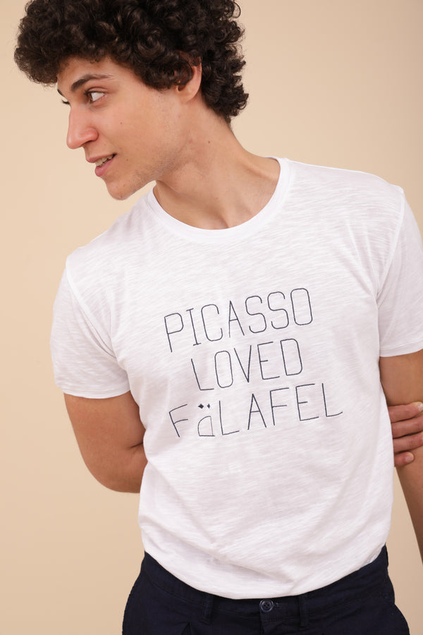 Tshirt pour hommes by Lyoum. Coupe droite classique indémodable aux manches courtes et col rond. Message iconique ‘Picasso Loved Falafel’ sur le devant.