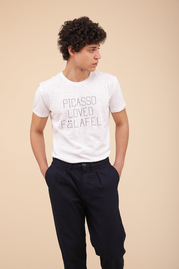 Tshirt pour hommes by Lyoum. Coupe droite classique indémodable aux manches courtes et col rond. Message iconique ‘Picasso Loved Falafel’ sur le devant.