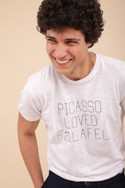 Tshirt pour hommes by Lyoum. Coupe droite classique indémodable aux manches courtes et col rond. Message iconique ‘Picasso Loved Falafel’ sur le devant.