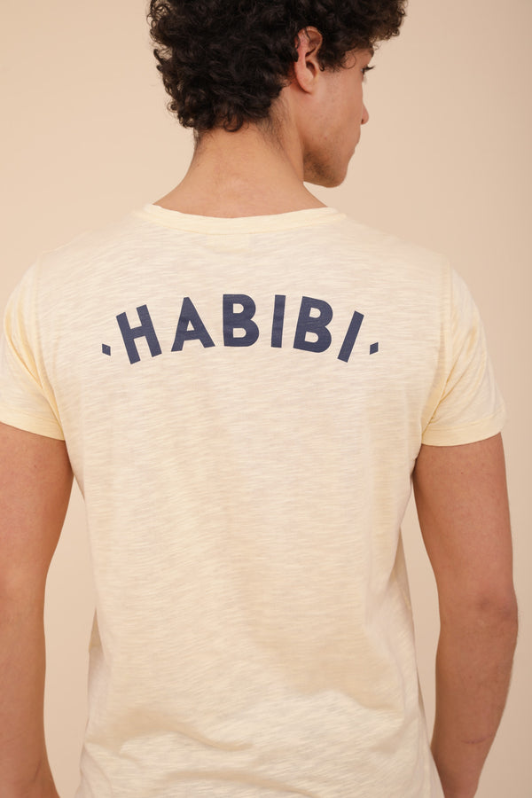 Nouveau tshirt col V pour hommes by Lyoum. Coupe droite indémodable, col V et. Sérigraphie 'Habibi' ('Mon amour' en arabe) sur le dos.