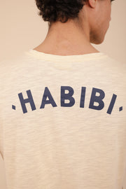 Nouveau tshirt col V pour hommes by Lyoum. Coupe droite indémodable, col V et. Sérigraphie 'Habibi' ('Mon amour' en arabe) sur le dos.