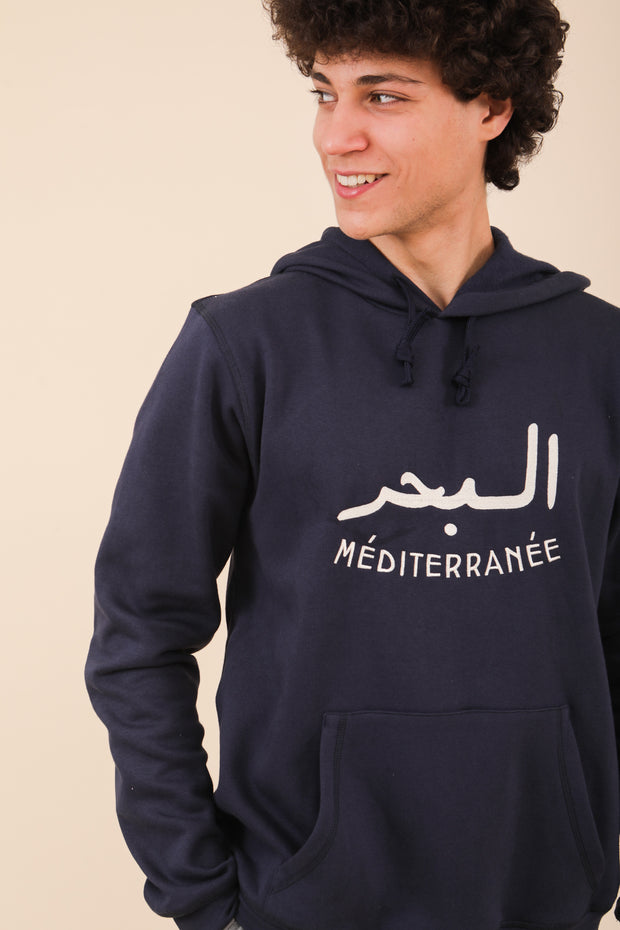 Nouveau modèle le sweat ‘Hoodie’ pour homme by LYOUM, stylé et en molleton ultra doux. Coupe classique parfaite, et message LYOUM-iconique brodé : la ‘Mer Méditerranée’ en mix arabe/français.
