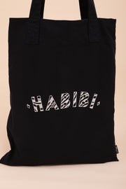 Nouveau tote bag by LYOUM en toile bleu navy avec  broderie 'Habibi' ('Mon Amour' en arabe) sur un côté.