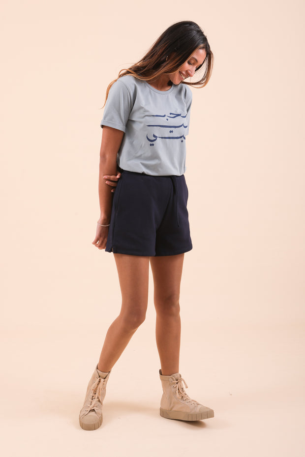 Nouveauté de saison, le short en molleton maxi confortable. Couleur bleu navy, coupe parfaite, déjà un iconique !