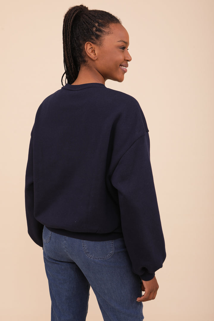 Découvrez le nouveau dans notre gamme de sweats pour femme : le sweat croppé loose. Sweat en molleton épais et gratté, tout doux, avec ces manches longues tombantes et bouffantes. 