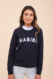 Nouveau sweat Habibi by LYOUM. On vous le propose dans une nouvelle coupe droite et féminine. Sweat manches longues de couleur bleu navy.