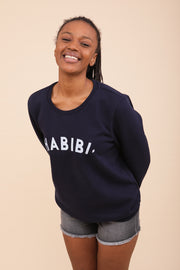 Nouveau sweat Habibi by LYOUM. On vous le propose dans une nouvelle coupe droite et féminine. Sweat manches longues de couleur bleu navy, à col rond, en molleton gratté épais et très doux