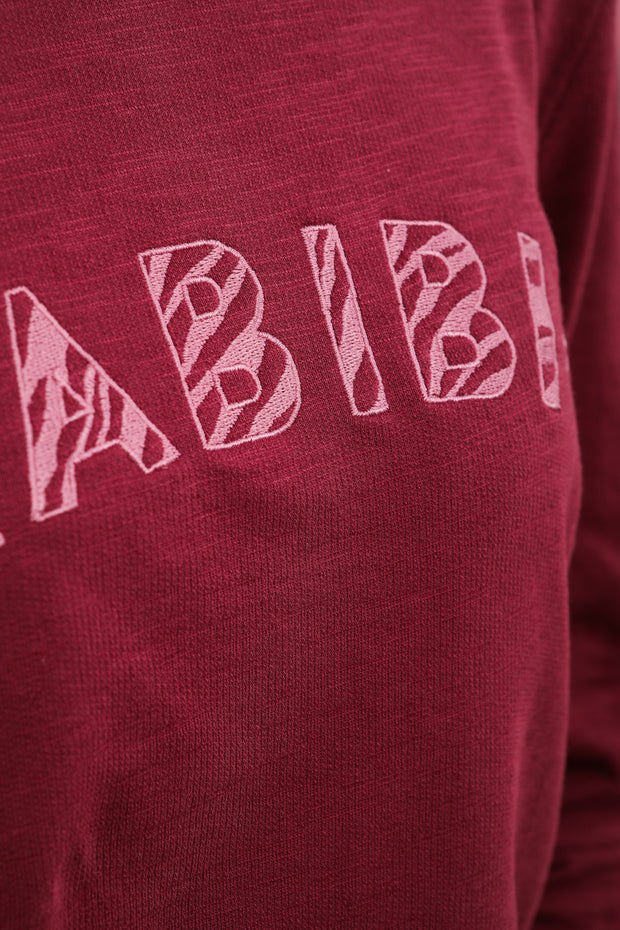 Découvrez la nouvelle broderie en lettres zébrées 'Habibi' ('Mon Amour' en arabe) sur le devant.
