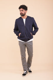 Découvrez la nouvelle veste bomber pour homme, en molleton tout doux. Porté avec un jean ou un jogging, pour un style casual décontracté.