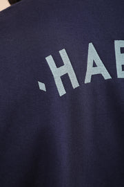 Touche LYOUM : ‘Habibi' ('Mon Amour' en arabe) brodée en grand au dos, en fil bleu gris.